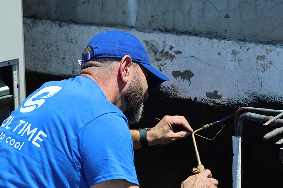 Cool Time worker install VRF air conditioner